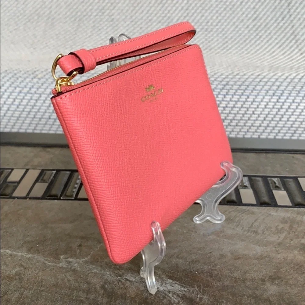 COACH Corner Zip Wristlet Imita gold/Bright Coral